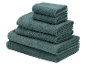 Une pile de serviettes de bain vert sarcelle.