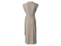 Robe en tricot beige à manches courtes.