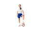 Une jeune fille en uniforme de sport avec un ballon de football.