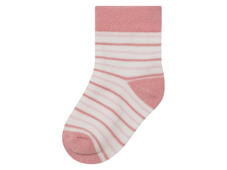 Une chaussette rose avec des rayures blanches.