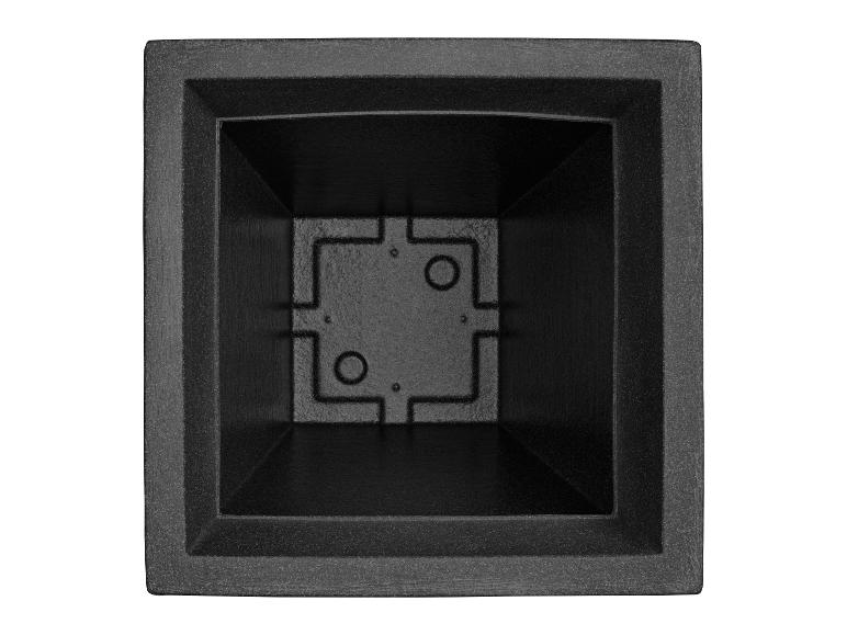 Pot de fleurs carré noir en plastique, vue de dessus.