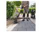 Un homme nettoie une terrasse avec un nettoyeur haute pression Kärcher.