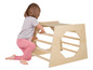 Un enfant grimpe sur une structure d'escalade en bois.