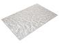 Tapis gris clair à motif géométrique.
