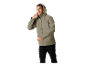 Homme en veste à capuche vert clair et pantalon cargo noir, souriant.