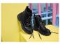 Bottines pour enfants ESMARA KIDS avec lacets colorés sur fond jaune.