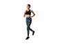 Femme courant vêtue d'un legging et d'un soutien-gorge de sport.
