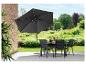 Parasol et ensemble de jardin noir sur terrasse.