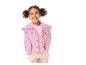 Fille souriante en veste en jean rose à volants et pantalon beige.