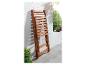 Une chaise pliante en bois pour l'extérieur, sur une terrasse avec une plante.