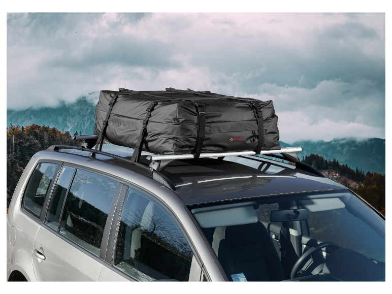 Coffret de toit Ultimate Speed sur une voiture, avec un paysage montagneux en arrière-plan.