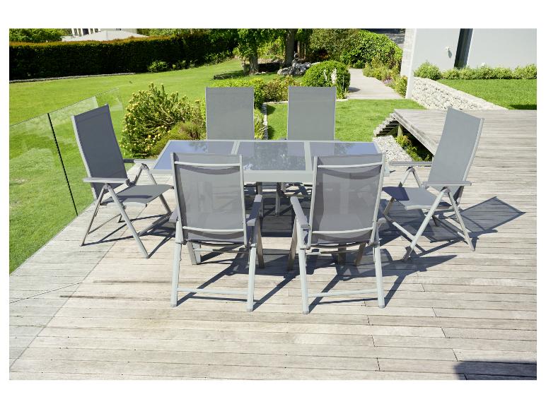 Ensemble de salle à manger d'extérieur avec table grise et huit chaises sur une terrasse en bois.