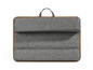 Un coussin gris pour ordinateur portable avec une poignée.