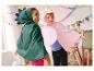 Deux enfants en costumes de fête: l'un en cape de dinosaure verte, l'autre en cape de licorne rose.