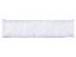 Long oreiller blanc matelassé sur fond blanc.