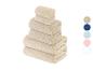 Serviettes de bain beige empilées.