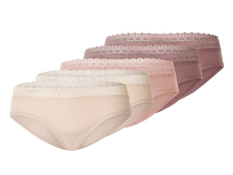 Un ensemble de quatre culottes pour femmes avec dentelle dans des tons roses.