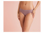 Une femme porte une culotte rose avec de la dentelle.