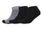 Deux paires de chaussettes noires et une paire de chaussettes grises.