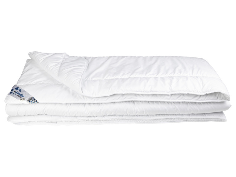 Une couette blanche Essential avec un logo brodé.