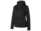 Une veste softshell noire à capuche.