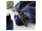 Un taille-crayon Remington sur une serviette bleue.