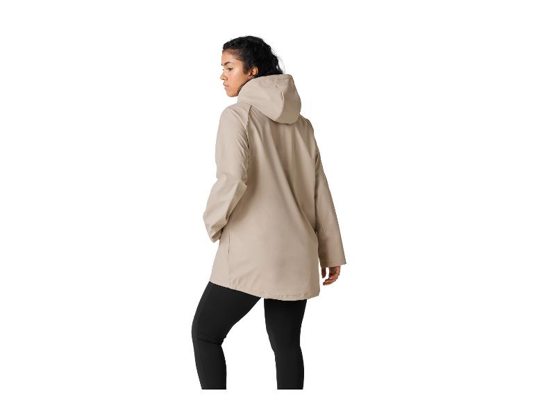 Femme en imperméable beige à capuche et leggings noirs, de dos