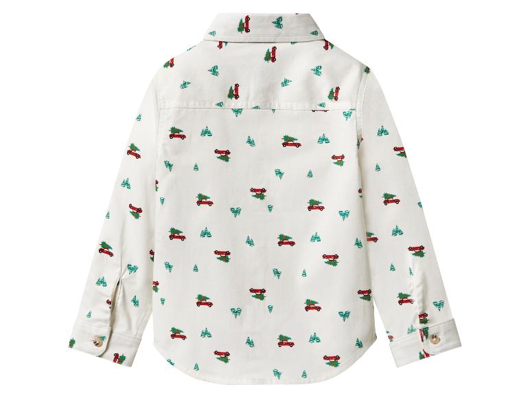 Chemise blanche avec des sapins de Noël et des voitures rouges.