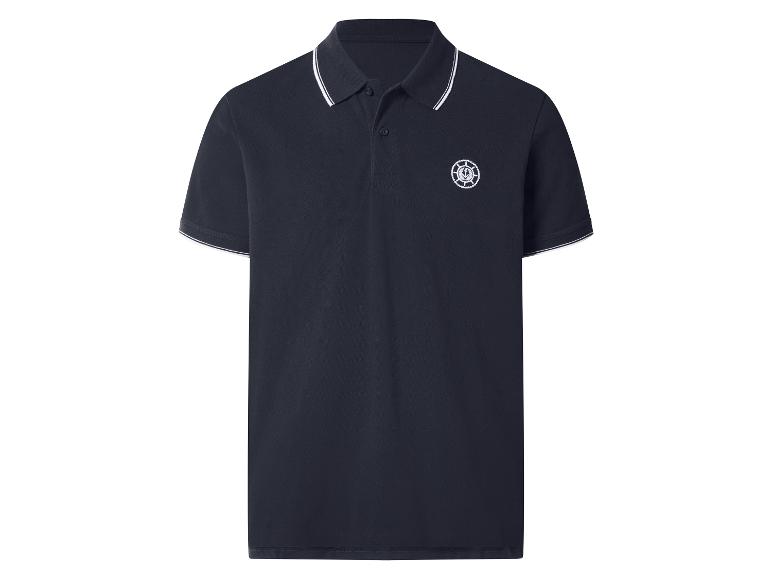 Polo bleu foncé avec col et manches rayés blancs, orné d'un emblème circulaire brodé.
