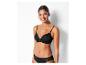 Une femme porte un soutien-gorge et une culotte noirs avec de la dentelle.