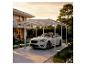 Abri de voiture blanc avec toit transparent, situé à côté d'une maison moderne avec jardin.