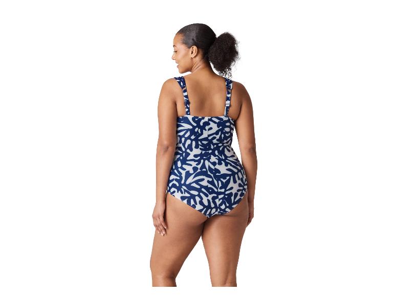 Femme en maillot de bain une pièce bleu et blanc à motifs, vue de dos.