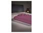 Drap-housse violet sur un lit, avec une lanterne décorative en arrière-plan.