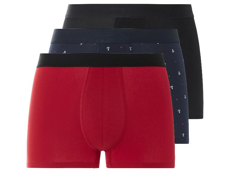 Trois boxers : rouge, bleu marine à ancre et noir.