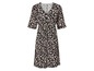 Une robe midi noire à imprimé floral.