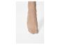 Pied de femme avec des collants couleur chair sur fond blanc.