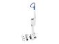Aspirateur balai blanc avec accents bleus et accessoires sur fond blanc.
