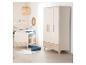 Chambre de bébé avec un lit et une armoire en bois, décorée sur le thème de l'arc-en-ciel.