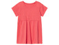 Une robe rose pour fille à manches courtes.