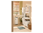 Meubles de salle de bain blancs modernes avec stores en bois.