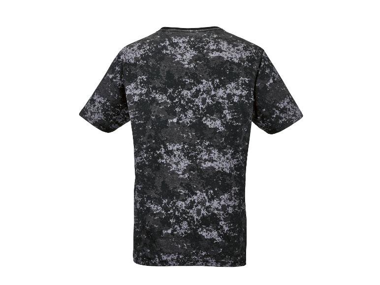 Un t-shirt noir avec un motif camouflage.