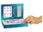 Un coffret de maquillage avec des fards à paupières, des autocollants et un miroir sur le thème des fées.