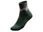 Une chaussette vert foncé avec un motif en zigzag gris et blanc.