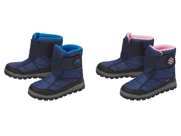 Deux paires de bottes d'hiver imperméables pour enfants : une paire bleue et une paire doublée de rose avec un flocon.