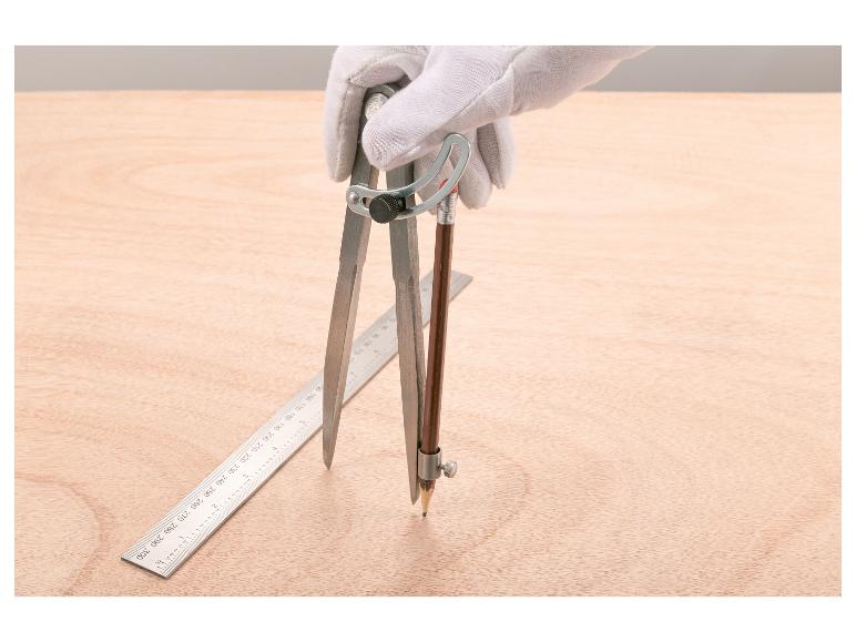 Un compas et une règle sur une table en bois