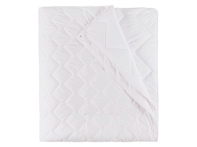 Une couette blanche matelassée avec un motif en losanges.