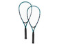 Deux raquettes de tennis bleues avec des poignées noires.