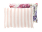 Deux coussins: un à rayures roses, l'autre à motif floral.