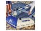 Deux personnes transportent un bateau gonflable HOME DELUXE Pike Sport sur la plage.