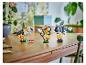 Trois animaux LEGO Creator 3-en-1, un toucan, un papillon et un poisson, sur une table en bois.